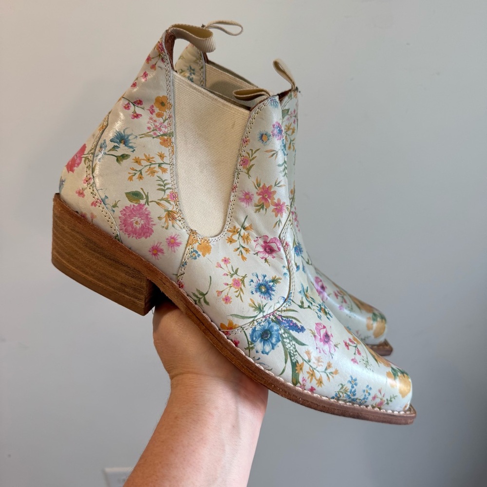 Free People Beau Western Chelsea Boot in Ivory Floral Leather Size 39.5 NWOT - Picture 2 of 10